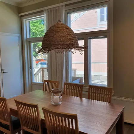 Large In A 19th-century Wooden House In The Center Of Lägenhet