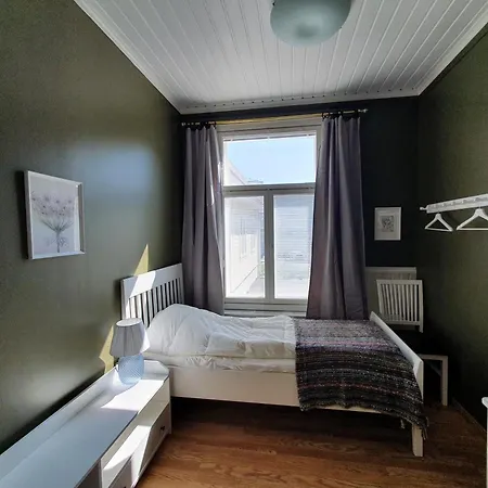Large In A 19th-century Wooden House In The Center Of Lägenhet Hangö